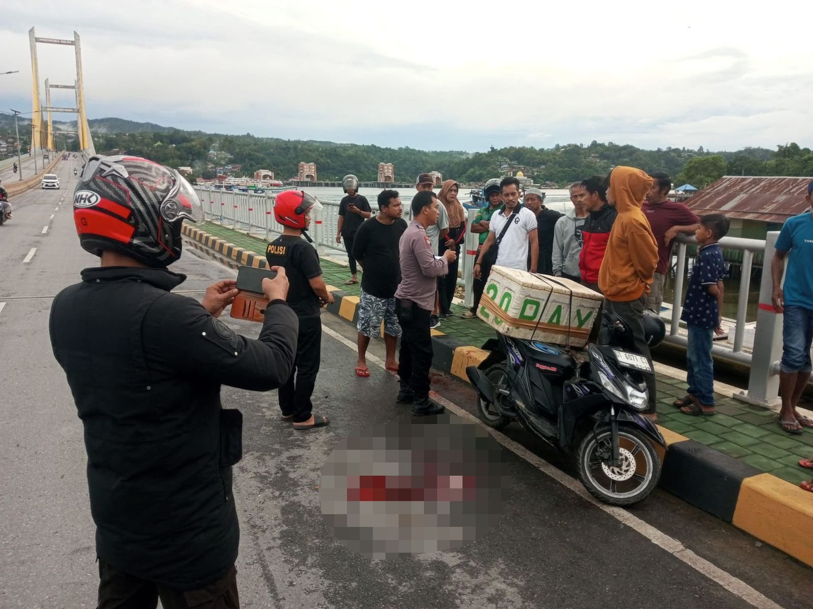 Penjual Ikan Diduga Dibegal di Jembatan Teluk Kendari, Polisi Turun Tangan Penjual Ikan Diduga Dibegal di Jembatan Teluk Kendari, Polisi Turun Tangan