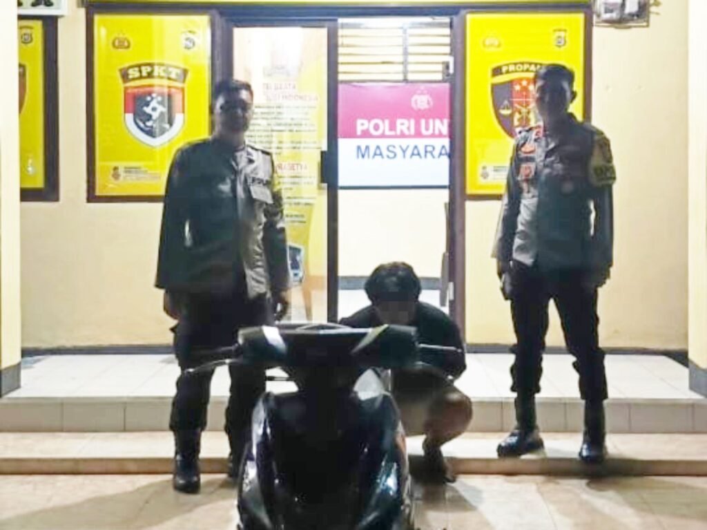 Maling motor berinisial SA saat diamankan personel Polsek Watubangga.