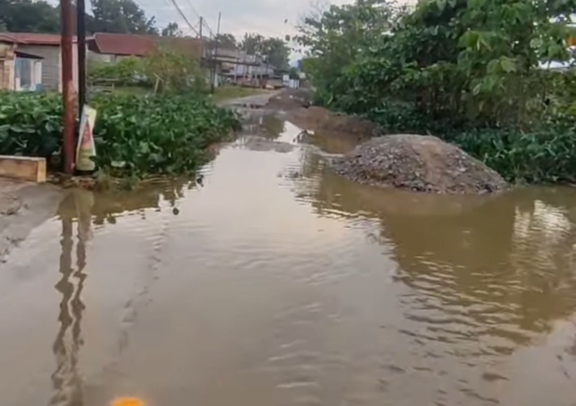 Warga Keluhkan Banjir Jalan Kosgoro Kendari, Minta Drainase Dibangun Warga Keluhkan Banjir Jalan Kosgoro Kendari, Minta Drainase Dibangun