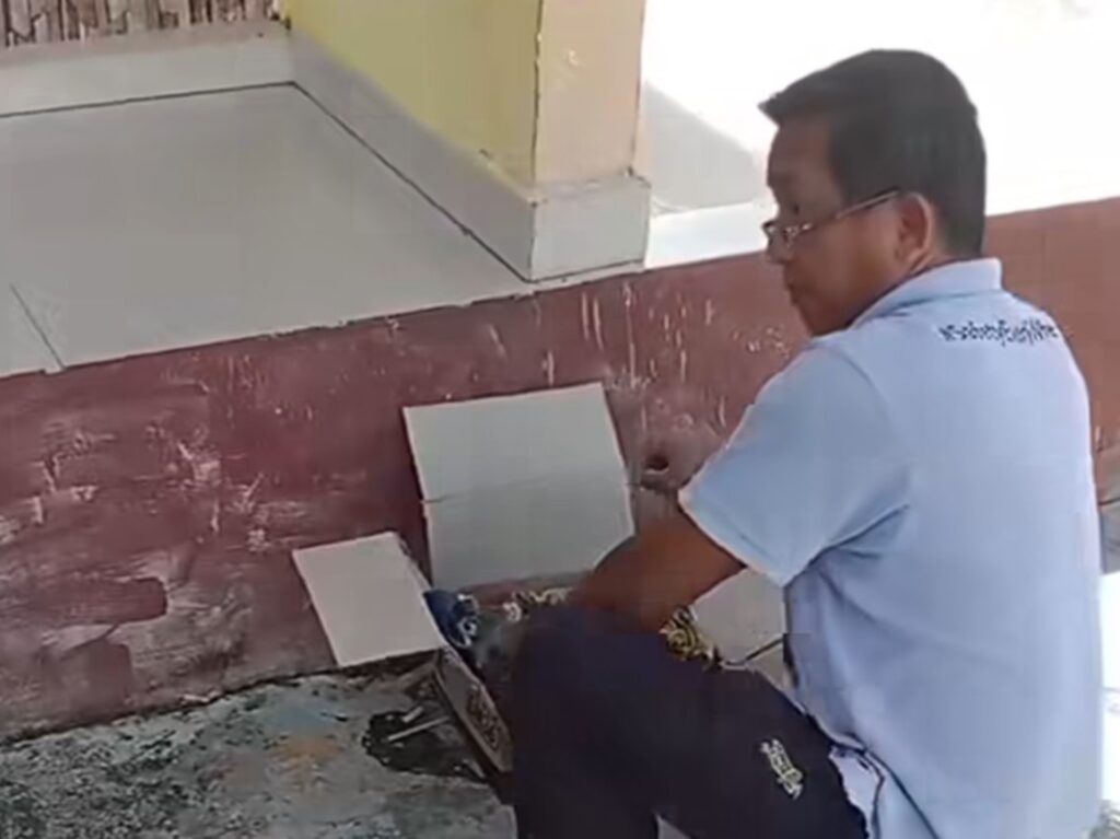 Warga saat mengecek dus yang mencurigakan di pelataran Masjid An-Nur Saboli, Kecamatan Ranomeeto.