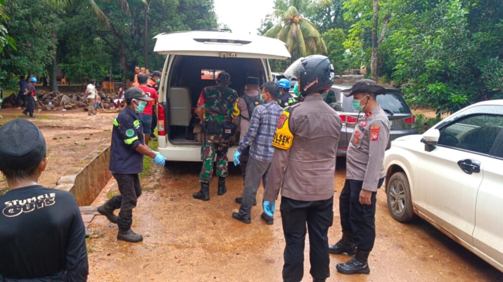 Pria paruh baya di Desa Hakatutobu, Kecamatan Pomalaa, Kabupaten Kolaka bernama Gede saat ditemukan dalam keadaan tak bernyawa di rumahnya.