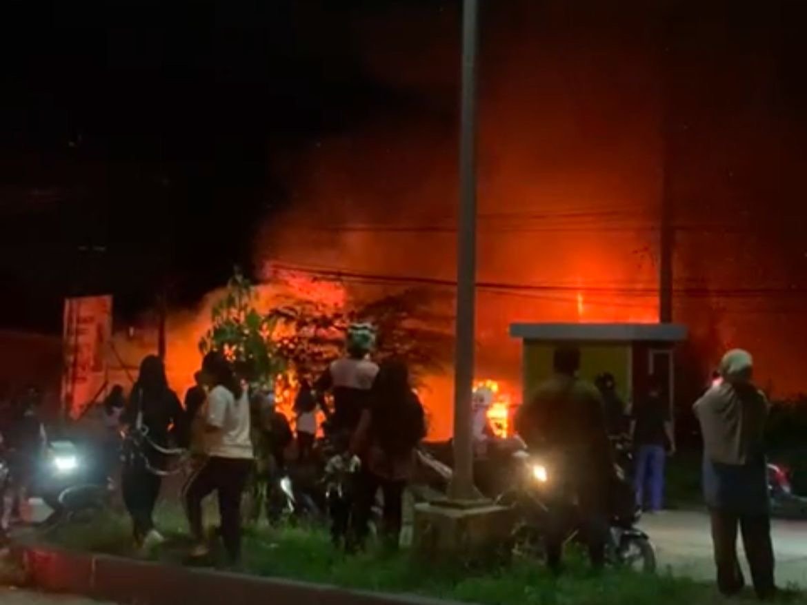 Rumah Wanita Paruh Baya di Kendari Dilalap Api, 4 Unit Mobil Damkar Dikerahkan Rumah Wanita Paruh Baya di Kendari Dilalap Api, 4 Unit Mobil Damkar Dikerahkan