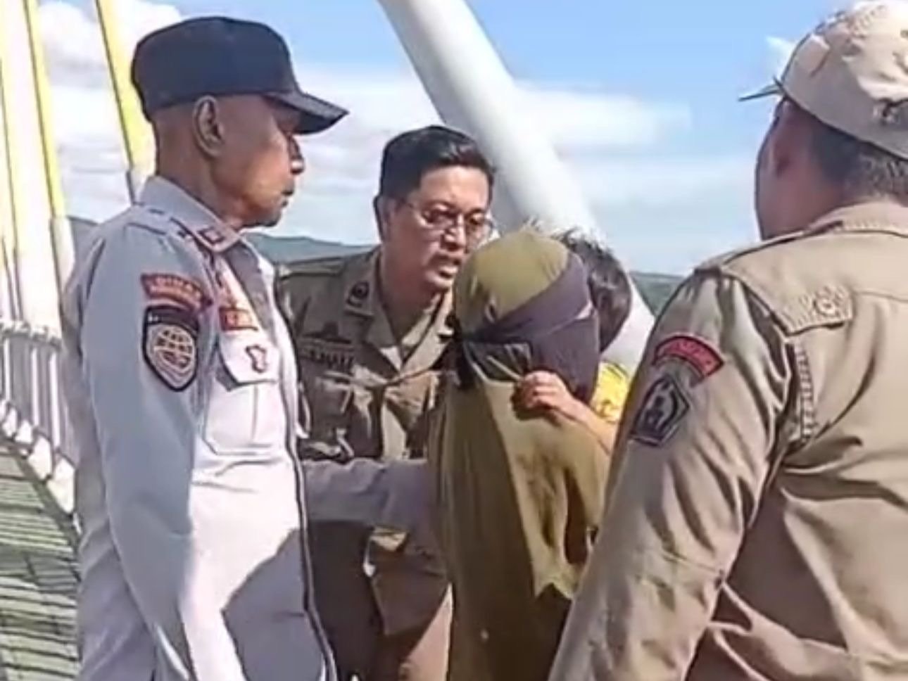 Gerak Cepat Petugas Penjagaan Gagalkan Ibu Gendong Anak yang Nyaris Lompat di Jembatan Teluk Kendari Gerak Cepat Petugas Penjagaan Gagalkan Ibu Gendong Anak yang Nyaris Lompat di Jembatan Teluk Kendari