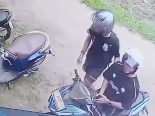 2 Pria Terekam CCTV Curi Helm di Fakultas Hukum UHO Kendari 2 Pria Terekam CCTV Curi Helm di Fakultas Hukum UHO Kendari