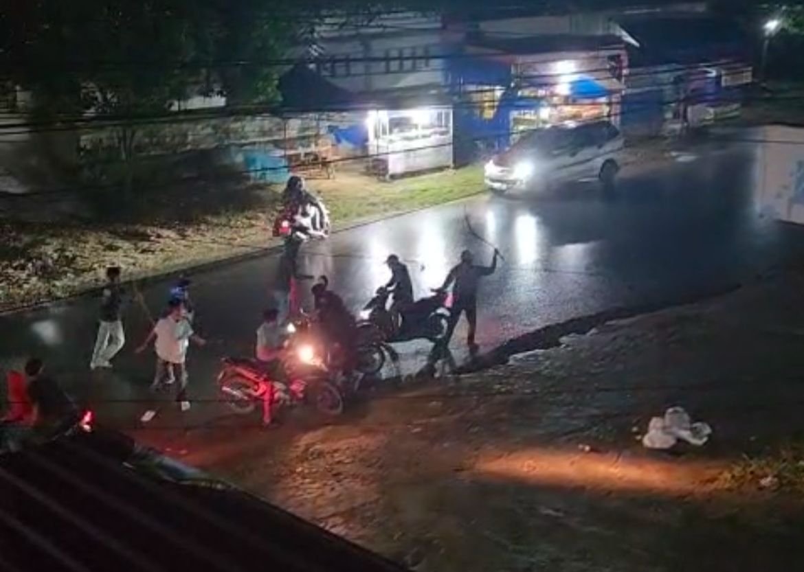 2 Kelompok Remaja di Kendari Nyaris Terlibat Tawuran, Ada yang Bawa Balok hingga Sajam 2 Kelompok Remaja di Kendari Nyaris Terlibat Tawuran, Ada yang Bawa Balok hingga Sajam
