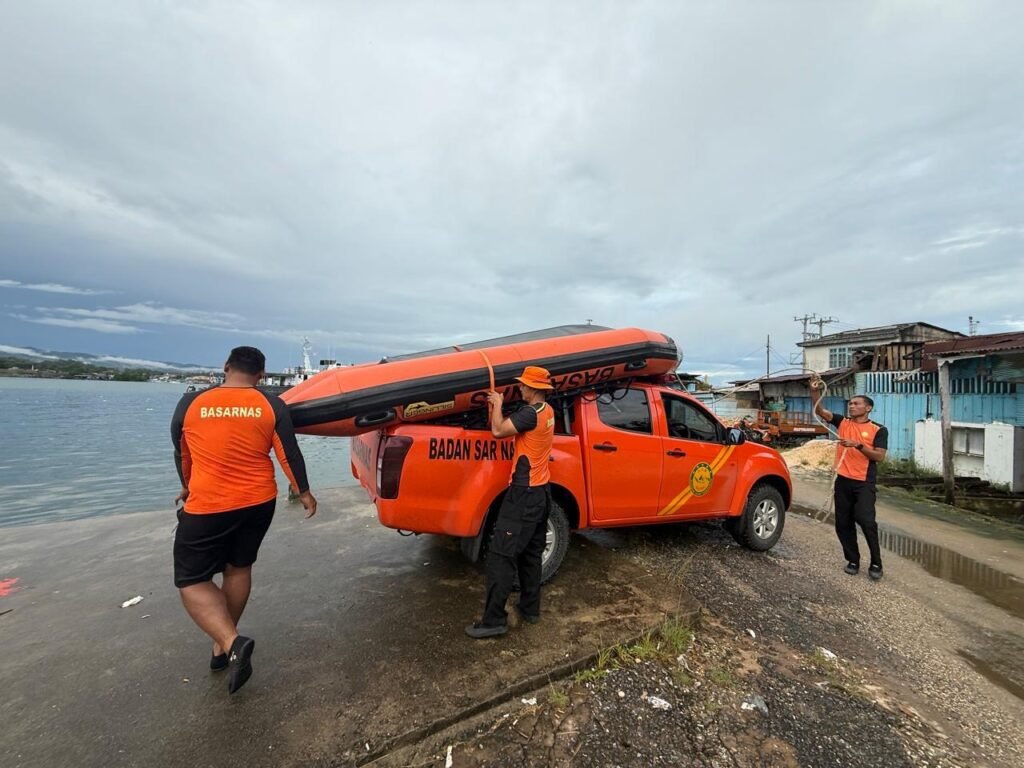 Tim SAR Basarnas Kendari saat melakukan persiapan operasi pencarian korban berinisial MAI (21) yang lompat dari Jembatan Teluk Kendari.