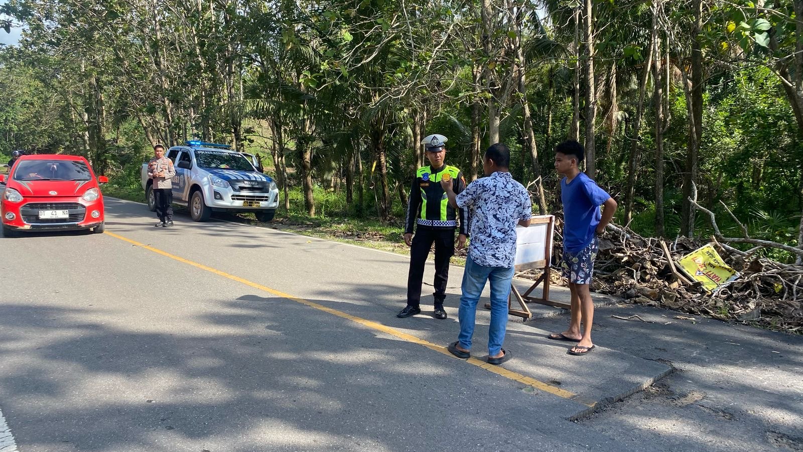 Hindari Jalan Rusak, Pengendara Motor dan Pembonceng di Konut Tewas Ditabrak Mobil Hindari Jalan Rusak, Pengendara Motor dan Pembonceng di Konut Tewas Ditabrak Mobil