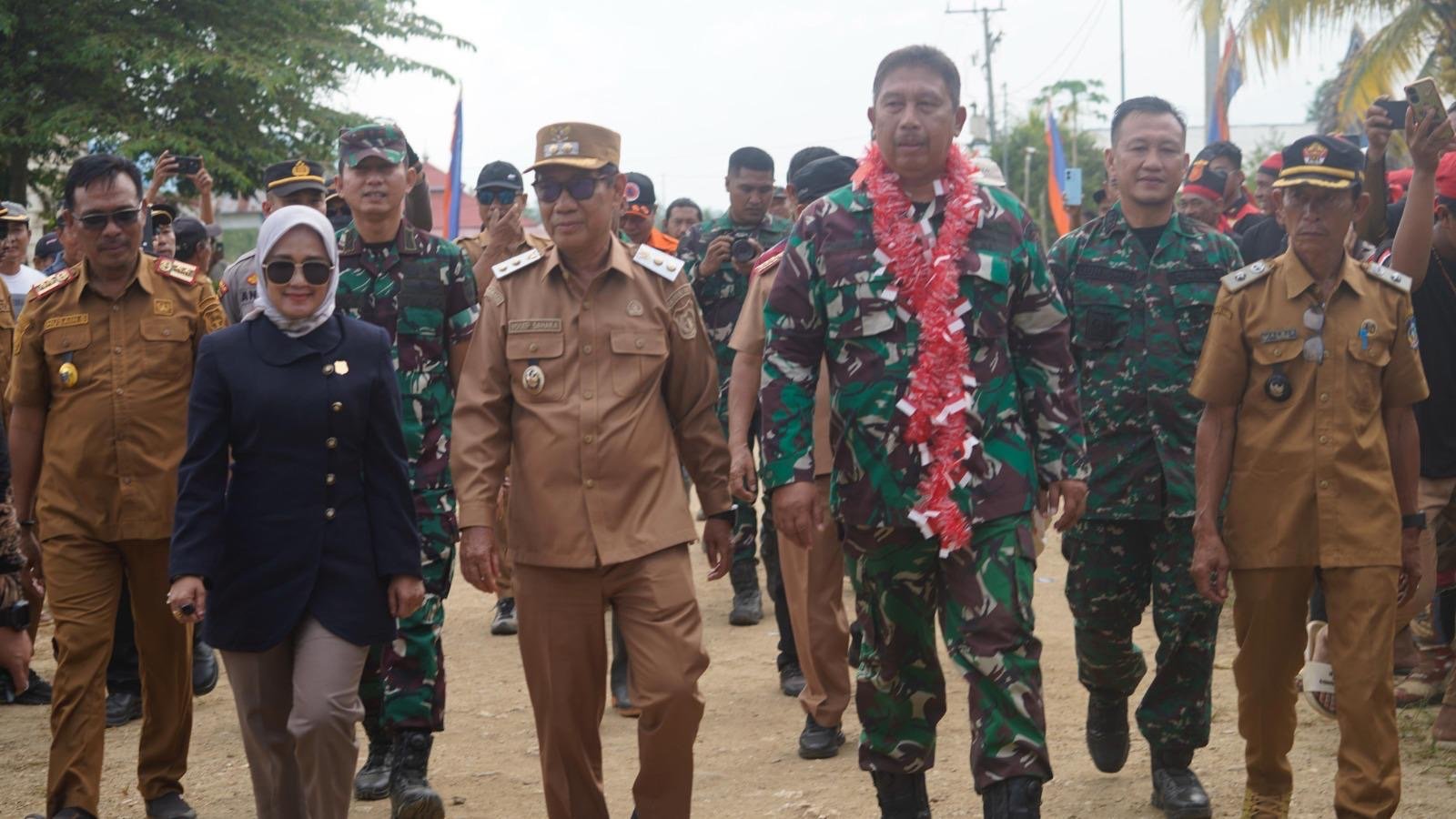 Kemenhan Tinjau Lokasi Pembangunan Brigif dan Yonif TP Korem 143/HO di Tongauna Koltim Kemenhan Tinjau Lokasi Pembangunan Brigif dan Yonif TP Korem 143/HO di Tongauna Koltim