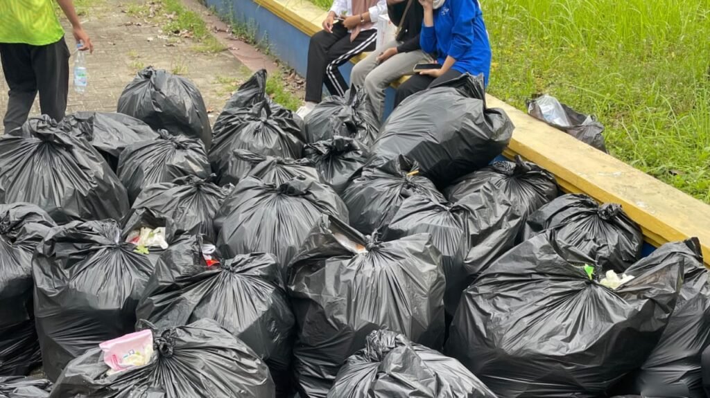 Kantong berisi sampah di sekitar kawasan Eks MTQ Kendari yang dikumpulkan mahasiswa Ilmu Lingkungan, Fakultas Kehutanan dan Ilmu Lingkungan, Universitas Halu Oleo (UHO). Foto: Istimewa. (13/7/2025).