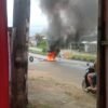 Warga Blokir Jalan di Watulondo Kendari, Tuntut Pelaku Pemukulan Segera Ditangkap