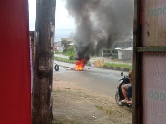 Warga Blokir Jalan di Watulondo Kendari, Tuntut Pelaku Pemukulan Segera Ditangkap Warga Blokir Jalan di Watulondo Kendari, Tuntut Pelaku Pemukulan Segera Ditangkap