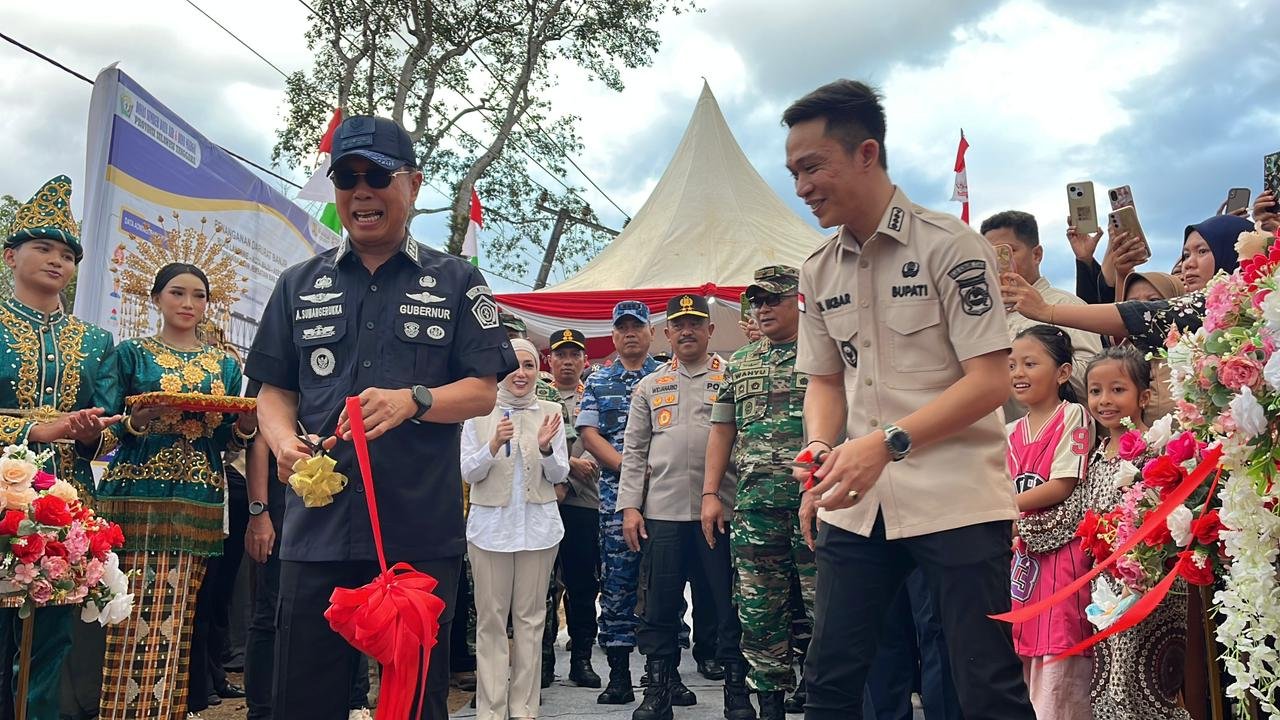ASR Resmikan Jembatan Bailey di Konut, Penghubung Sultra – Sulteng ASR Resmikan Jembatan Bailey di Konut, Penghubung Sultra – Sulteng