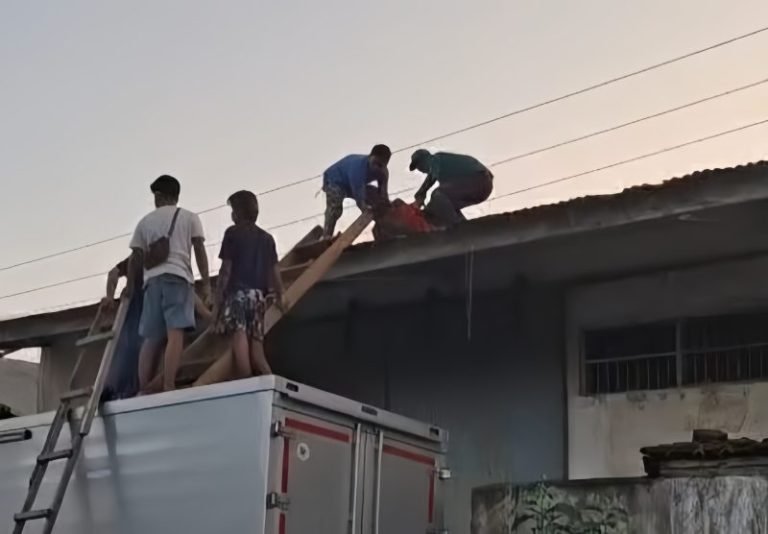 Perbaiki Atap Toko saat Hujan, Pekerja Bangunan di Kendari Tewas Tersengat Listrik Perbaiki Atap Toko saat Hujan, Pekerja Bangunan di Kendari Tewas Tersengat Listrik