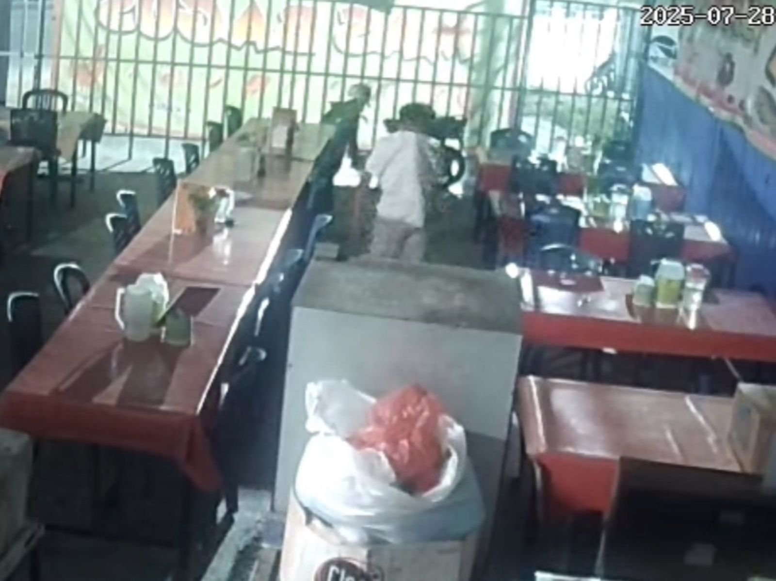 Aksi Pencurian Gas 3 Kg di Kendari Terekam CCTV, Pelaku Tutupi Wajah saat Beraksi Aksi Pencurian Gas 3 Kg di Kendari Terekam CCTV, Pelaku Tutupi Wajah saat Beraksi