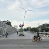 Tiang Lampu Jalan Miring Bahayakan Pengendara di Kendari