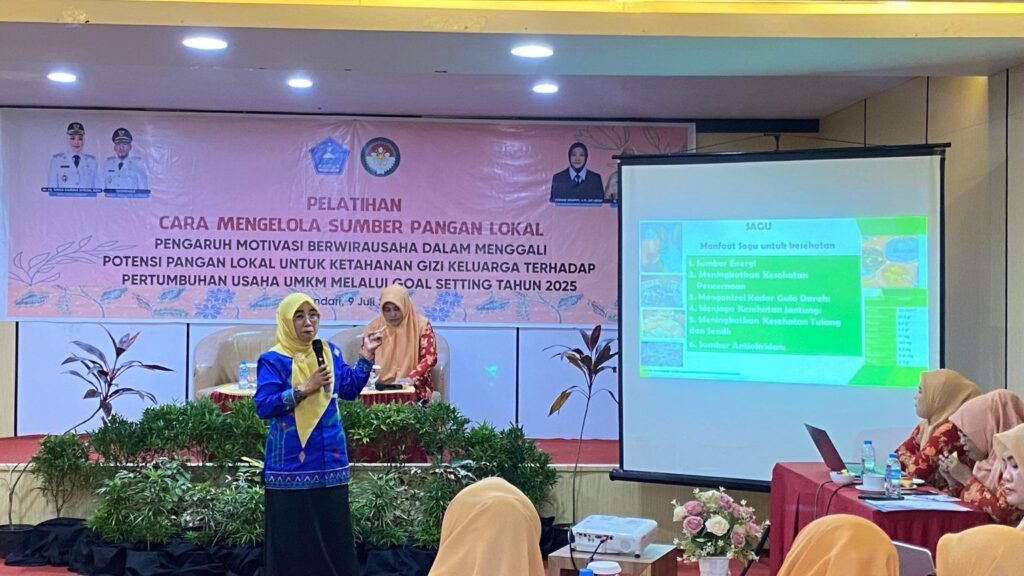 Suasana pelatihan pengelolaan sumber pangan lokal oleh DWP Kendari di salah satu hotel di Kendari.