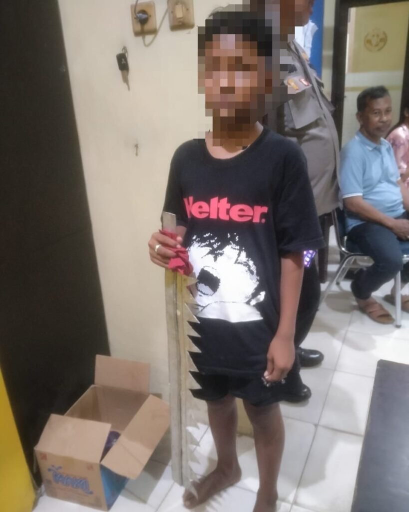 Anak berusia 12 tahun berinisial SA yang diamankan Polsek Mandonga gara-gara membawa gosir di Kendari.