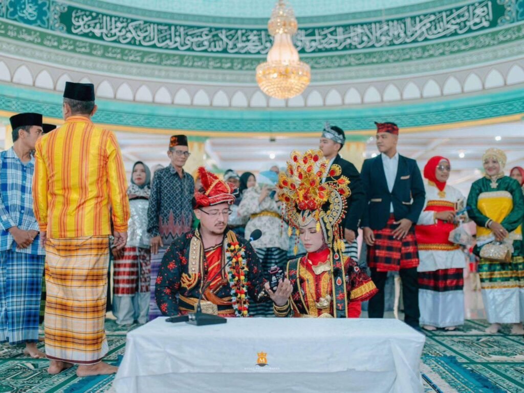 Prosesi ijab kabul Celal dan Aidah di masjid Kelurahan Boneoge, Kecamatan Lakudo, Buton Tengah.