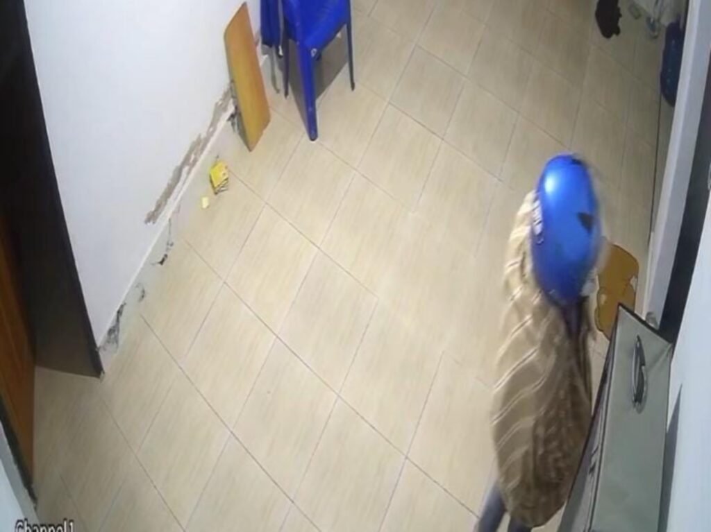 Detik-detik pelaku pencurian dan pembobolan rumah warga di Desa Morome, Kecamatan Konda, Kabupaten Konawe Selatan beraksi membawa kabur motor CRF dan BPKB.