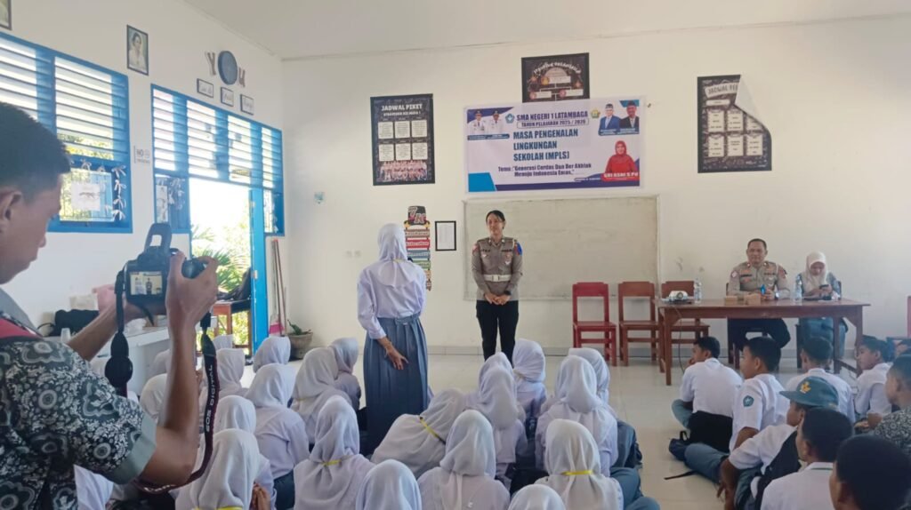 Satlantas Polres Kolaka memberikan edukasi tentang pentingnya keselamatan berkendara.