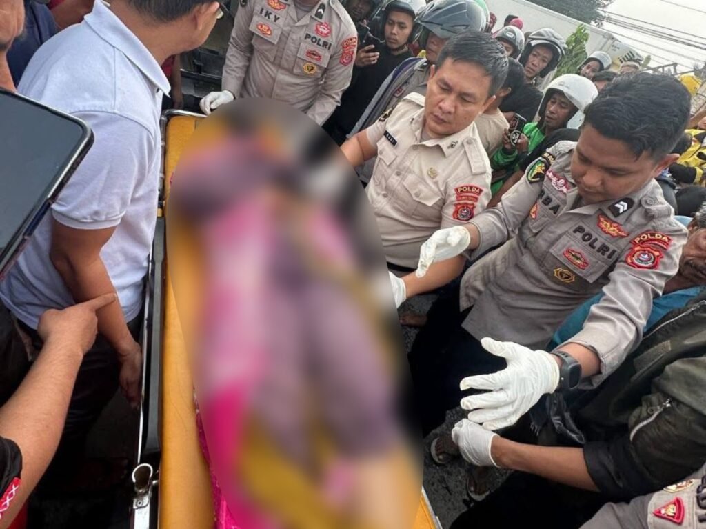 Satu orang pengendara motor wanita dilaporkan tewas setelah ditabrak mobil Suzuki Karimun warna merah di Jalan Wayong, Kelurahan Kadia, Kecamatan Kadia, Kota Kendari.