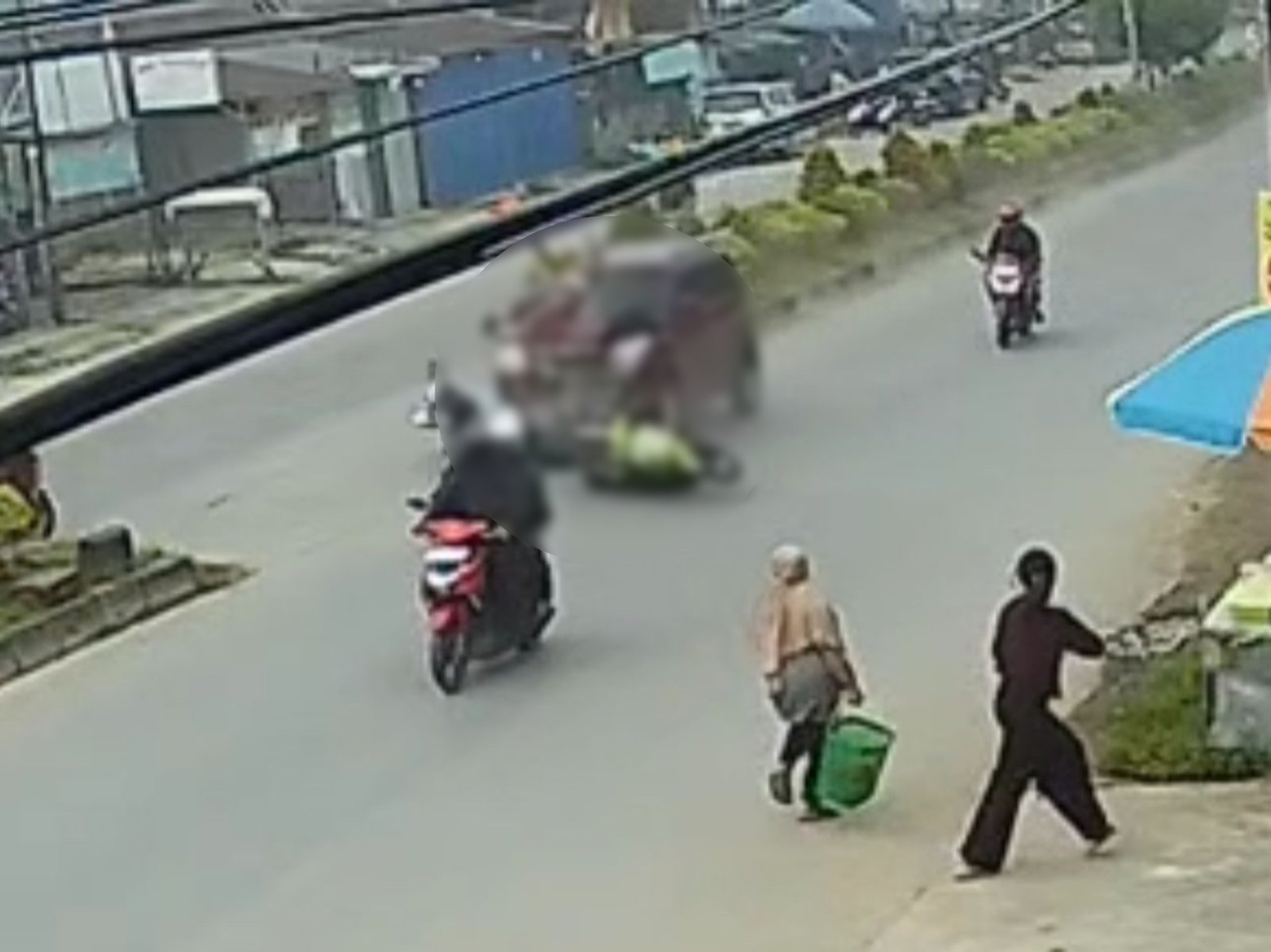 Mobil Tabrak 3 Pemotor di Kendari dengan Kecepatan Tinggi Terekam CCTV, 1 Dilaporkan Tewas Mobil Tabrak 3 Pemotor di Kendari dengan Kecepatan Tinggi Terekam CCTV, 1 Dilaporkan Tewas