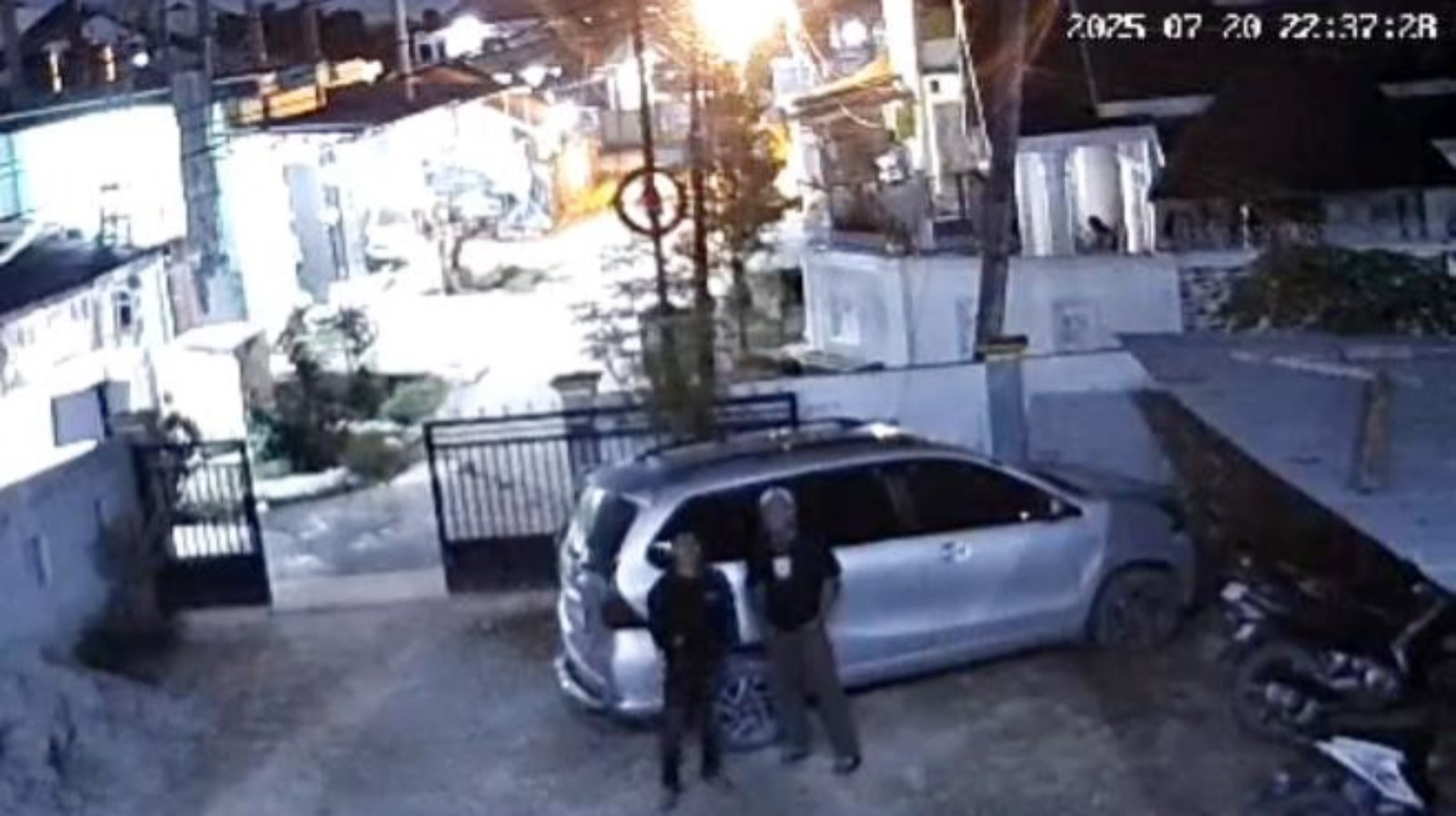 2 Pria Terekam CCTV Curi Knalpot Warga di Kendari 2 Pria Terekam CCTV Curi Knalpot Warga di Kendari