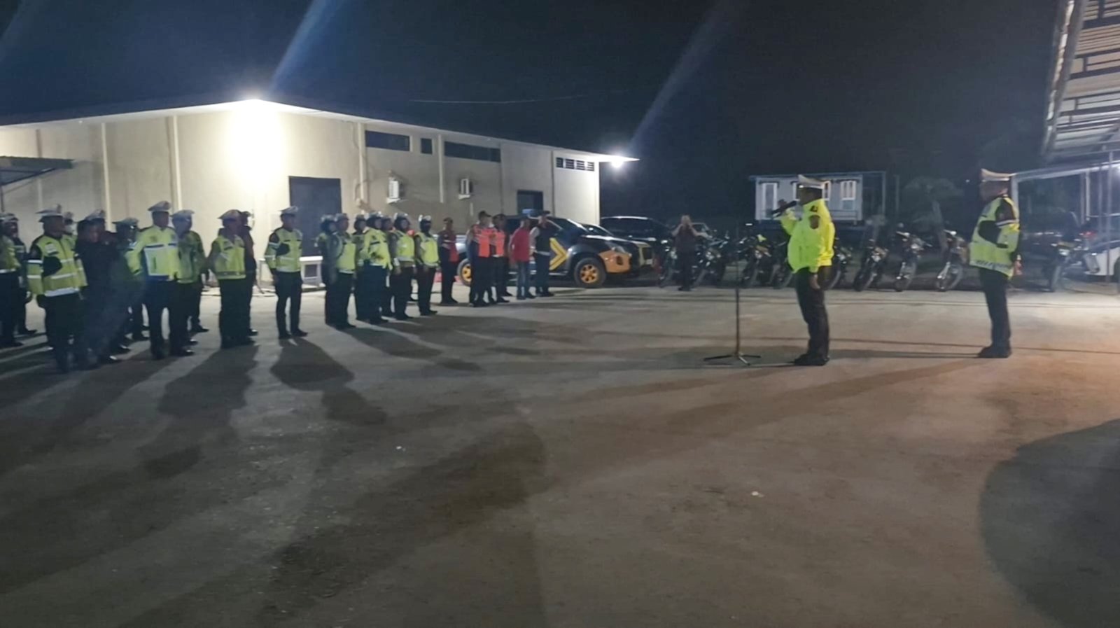 Cegah Balapan Liar, Dirlantas Polda Sultra Pimpin Personel Gabungan Lakukan Patroli Malam Keliling Kendari Cegah Balapan Liar, Dirlantas Polda Sultra Pimpin Personel Gabungan Lakukan Patroli Malam Keliling Kendari