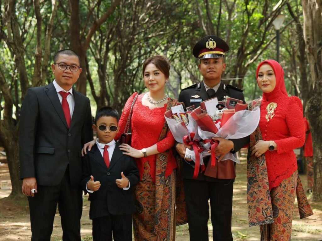 Putra asal Konawe, Mulya Dhewana Pribumi (pegang bunga) saat bertemu keluarganya usai dilantik menjadi Perwira Polri.