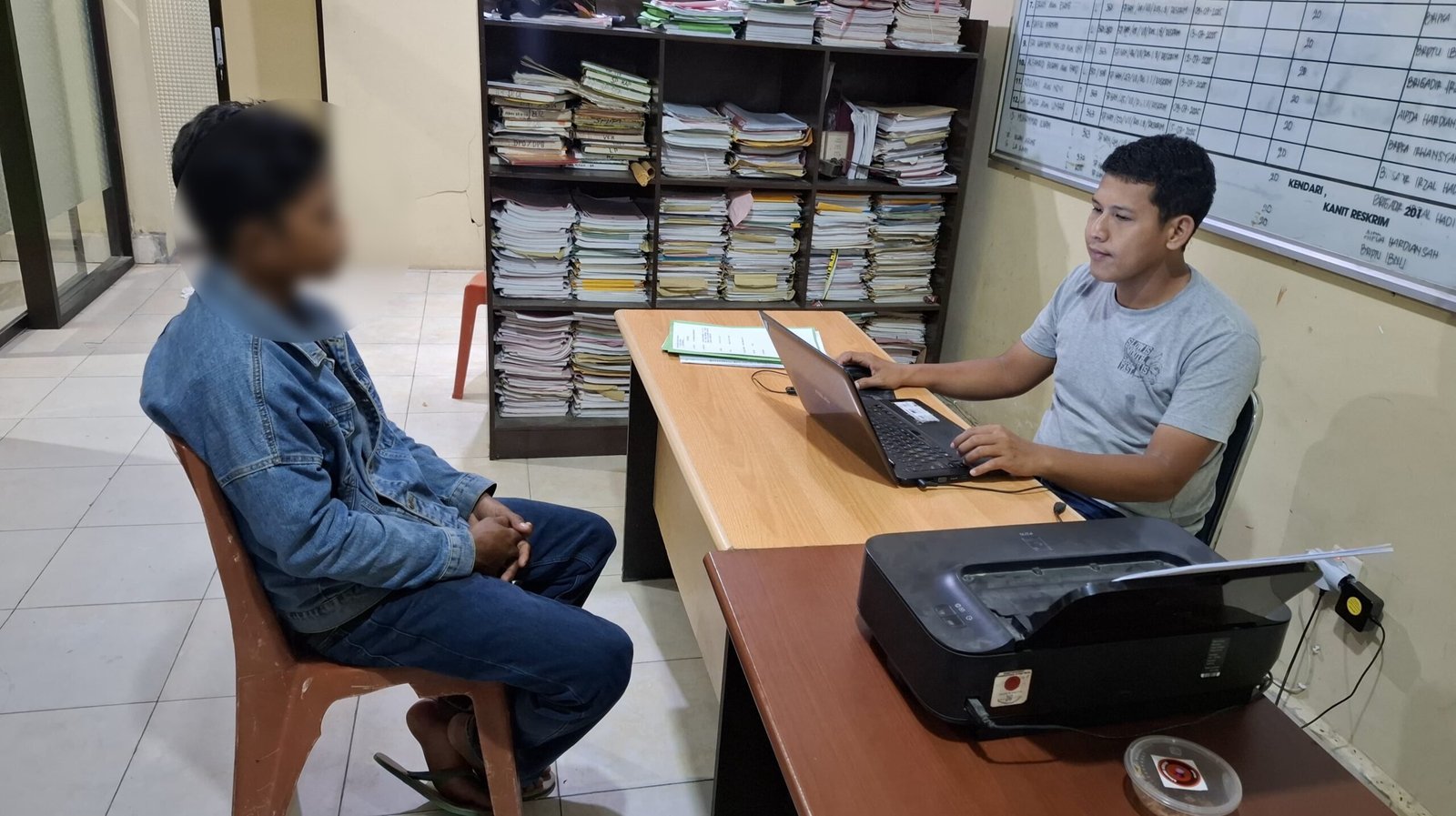 Mulut Pemotor di Kendari Ditonjok Usai Geber Gas, Pelakunya Ditangkap Mulut Pemotor di Kendari Ditonjok Usai Geber Gas, Pelakunya Ditangkap