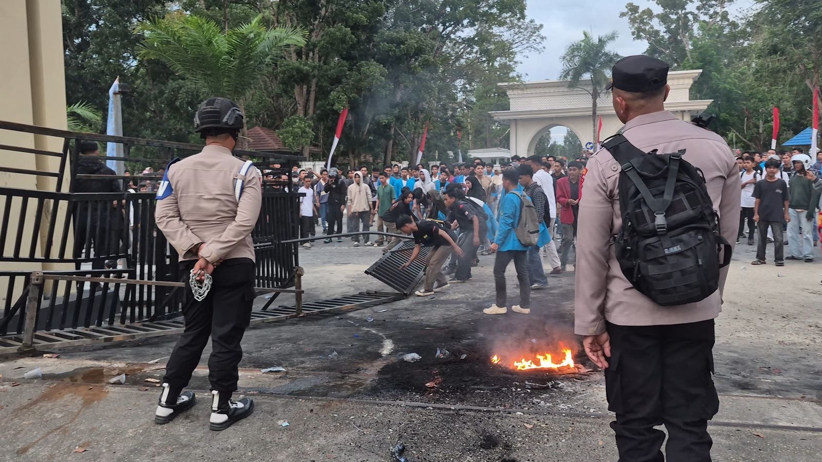 Aksi Memanas, Gerbang Mapolda Sultra Dirobohkan Pendemo Aksi Memanas, Gerbang Mapolda Sultra Dirobohkan Pendemo