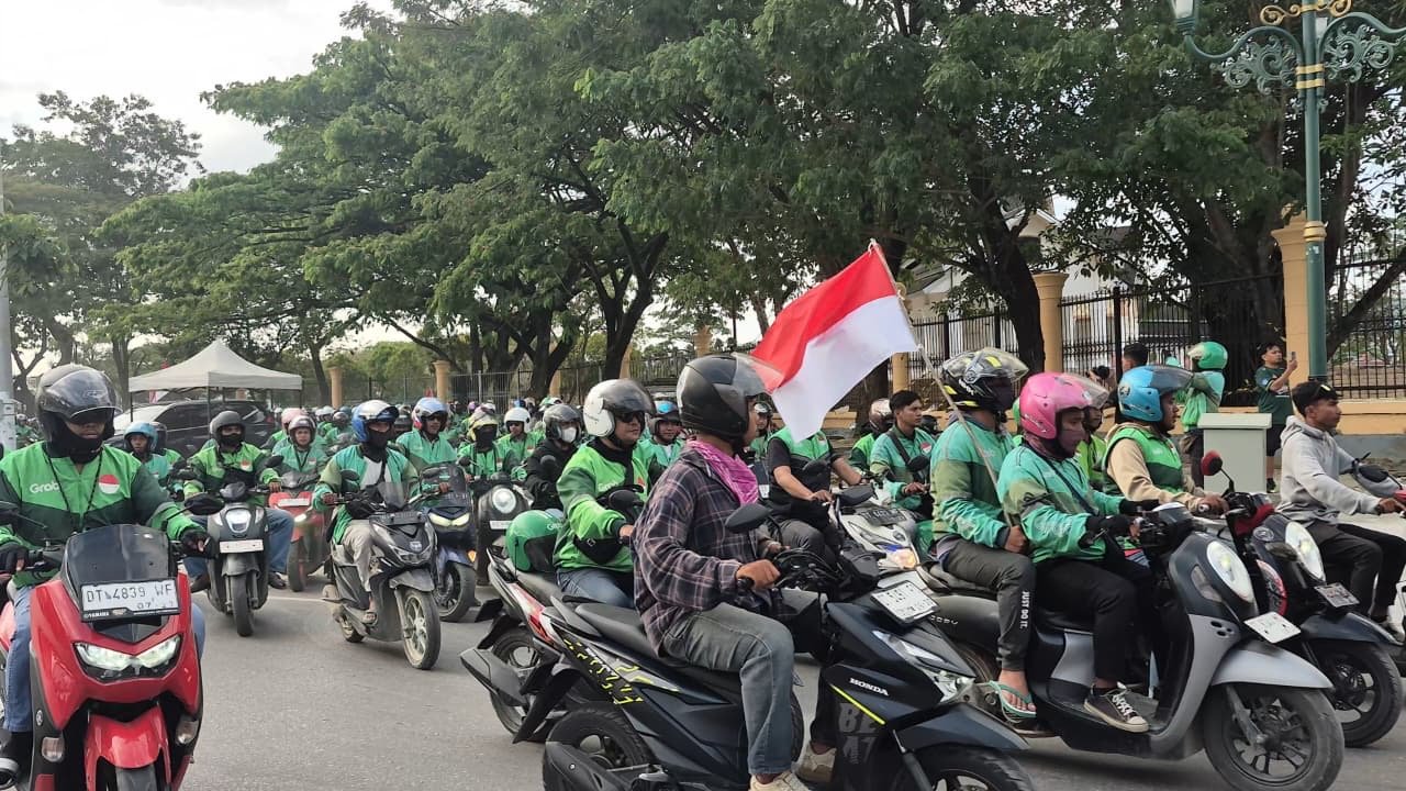 Ratusan Ojol Kendari Gelar Aksi Damai di Polda Sultra, Tuntut Keadilan untuk Affan Ratusan Ojol Kendari Gelar Aksi Damai di Polda Sultra, Tuntut Keadilan untuk Affan