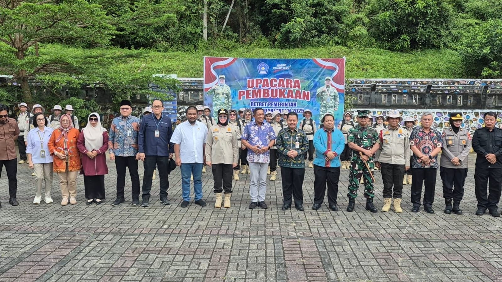 Kekompakan hingga Keseruan Pejabat Pemkot saat Retret di Kebun Raya Kendari Kekompakan hingga Keseruan Pejabat Pemkot saat Retret di Kebun Raya Kendari