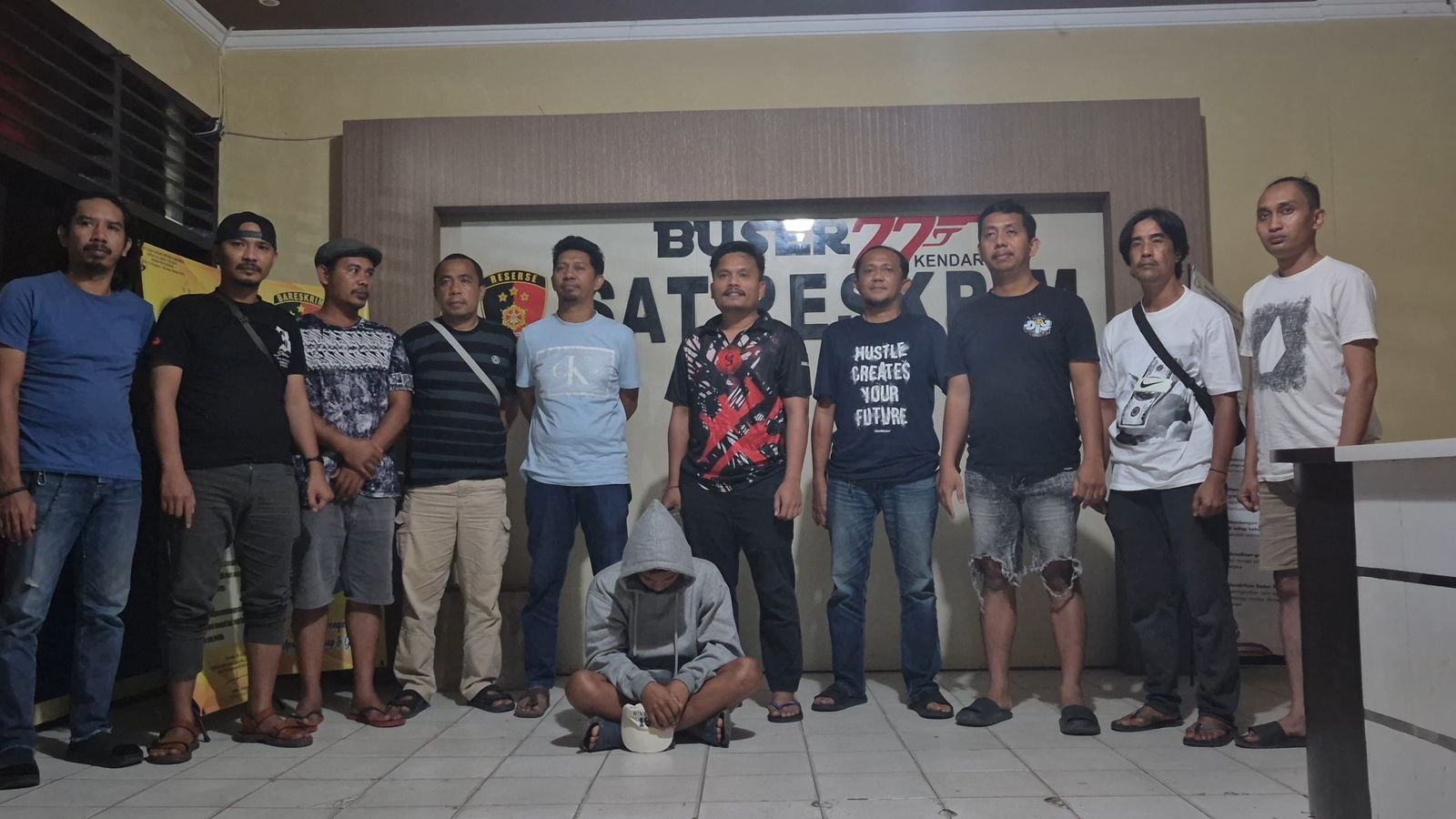 Breaking News: Buser 77 Tangkap Jukir yang Tikam TNI Depan The Park Kendari Breaking News: Buser 77 Tangkap Jukir yang Tikam TNI Depan The Park Kendari