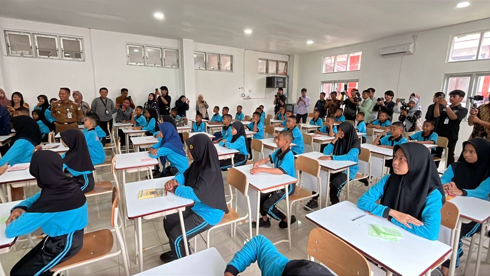 Sekolah Rakyat di Kendari Dapat Makan hingga Seragam Gratis, akan Difasilitasi Laptop dan Smart Board Sekolah Rakyat di Kendari Dapat Makan hingga Seragam Gratis, akan Difasilitasi Laptop dan Smart Board