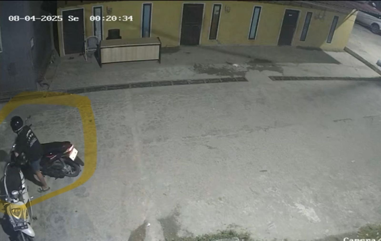 Pencurian Helm di Tempat Biliar Kendari Terekam CCTV Pencurian Helm di Tempat Biliar Kendari Terekam CCTV