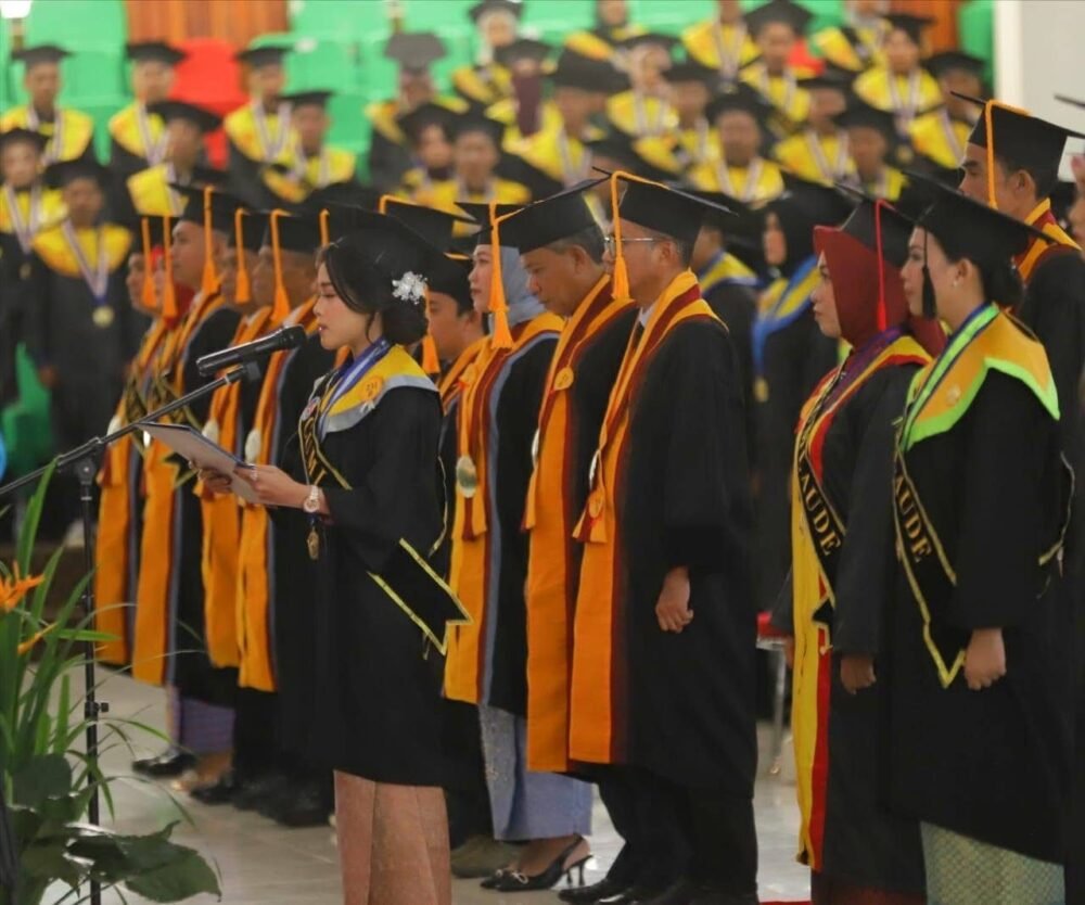 UHO Kendari Wisuda 954 Lulusan, Mahasiswi PGSD FKIP Jadi Wisudawan Terbaik UHO Kendari Wisuda 954 Lulusan, Mahasiswi PGSD FKIP Jadi Wisudawan Terbaik