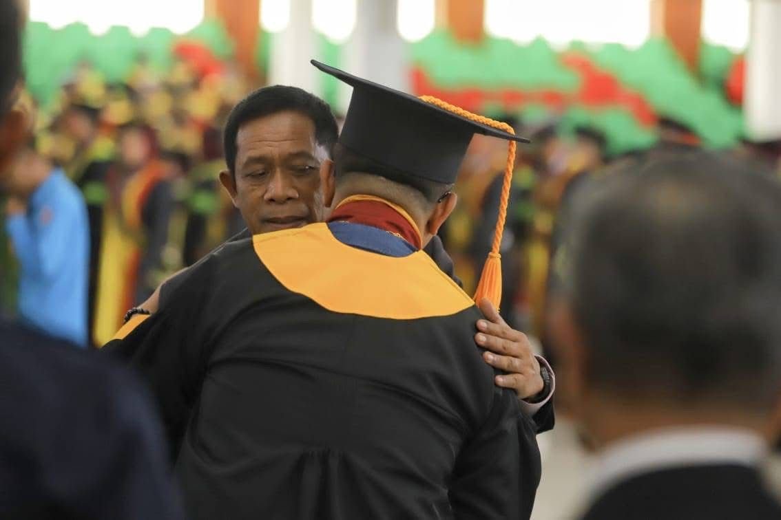 Hugua Ajak Wisudawan UHO Kendari Bangun Desa dan Hidupkan Ekonomi Rakyat Hugua Ajak Wisudawan UHO Kendari Bangun Desa dan Hidupkan Ekonomi Rakyat