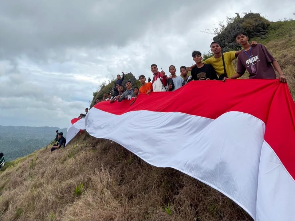 Meriah! Warga Gelar Pembentangan Bendera 80 Meter di Bukit Lamando Busel Peringati HUT RI Meriah! Warga Gelar Pembentangan Bendera 80 Meter di Bukit Lamando Busel Peringati HUT RI