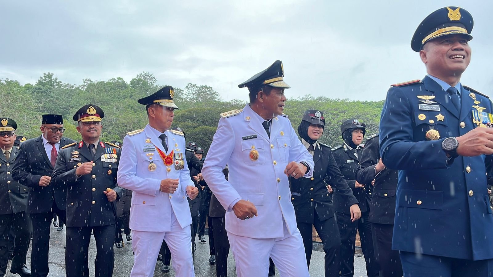 Tarian Tobelo Warnai Upacara HUT ke-80 RI di Sultra Meski Diguyur Hujan Tarian Tobelo Warnai Upacara HUT ke-80 RI di Sultra Meski Diguyur Hujan