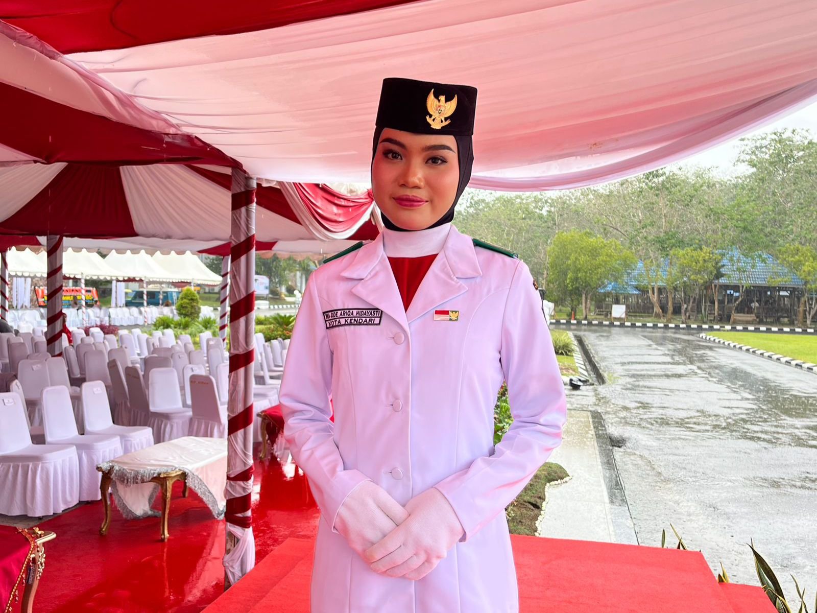 Siswi SMAN 5 Kendari Jadi Pembawa Baki Upacara HUT ke-80 RI di Sultra Siswi SMAN 5 Kendari Jadi Pembawa Baki Upacara HUT ke-80 RI di Sultra