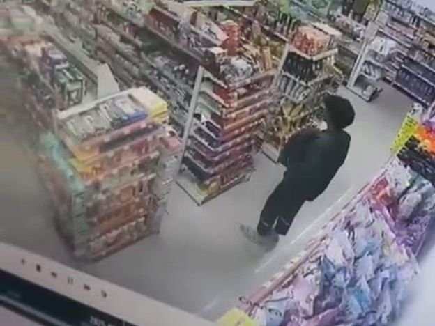 Pria Terekam CCTV Curi Barang di Alfamidi Lamokato Kolaka Pria Terekam CCTV Curi Barang di Alfamidi Lamokato Kolaka