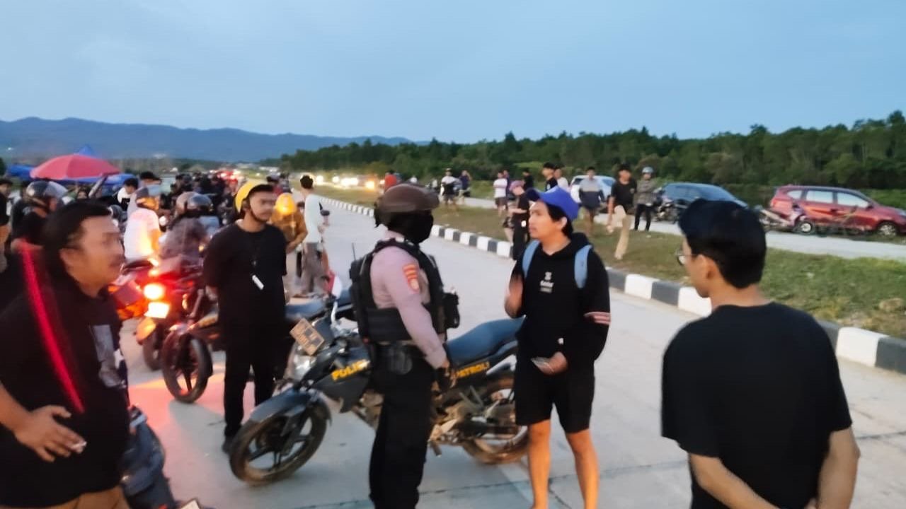 Polisi Bubarkan Balapan Liar di Jalan Inner Ring Road Kendari Polisi Bubarkan Balapan Liar di Jalan Inner Ring Road Kendari