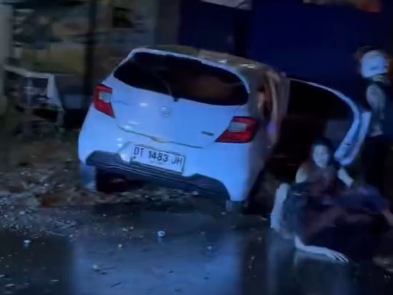 4 Wanita Alami Kecelakaan Tunggal di Kendari, Mobil yang Ditumpangi Diduga Alami Pecah Ban 4 Wanita Alami Kecelakaan Tunggal di Kendari, Mobil yang Ditumpangi Diduga Alami Pecah Ban