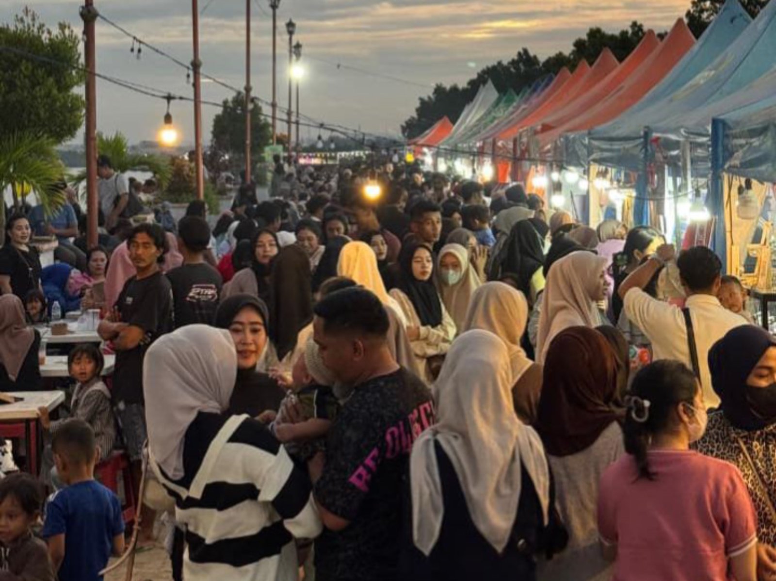 Festival Wahana Kuliner 2025 Suguhkan 300 Menu di Anjungan Teluk Kendari Festival Wahana Kuliner 2025 Suguhkan 300 Menu di Anjungan Teluk Kendari