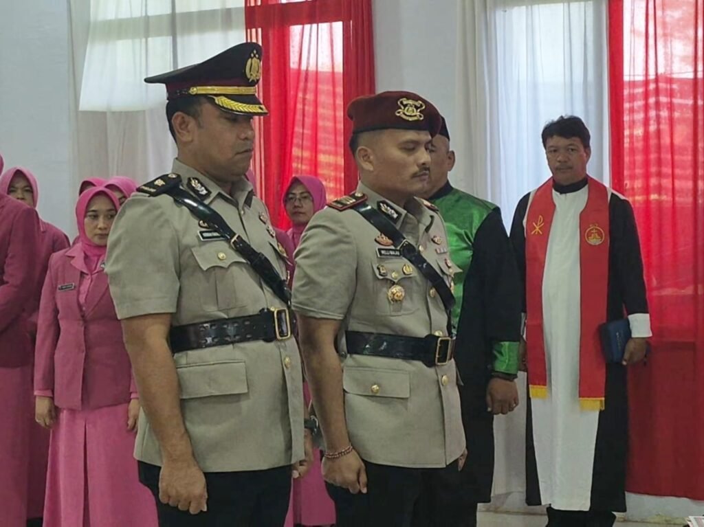 Serah terima jabatan pimpinan Buser 77 Satreskrim Polresta Kendari, dari Kompol Nirwan Fakaubun (kiri) kepada AKP Welliwanto Malau (kanan).