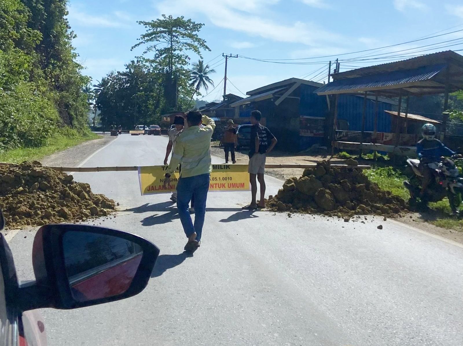 Pengendara Protes Jalan Poros Pohara – Laosu Konawe Diblokade Warga Pengendara Protes Jalan Poros Pohara – Laosu Konawe Diblokade Warga