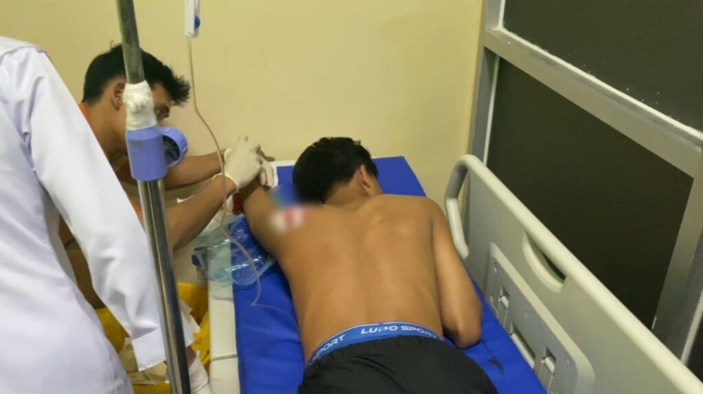 Korban pembacokan berinisial NI saat mendapatkan perawatan medis di RS Bhayangkara Kendari.