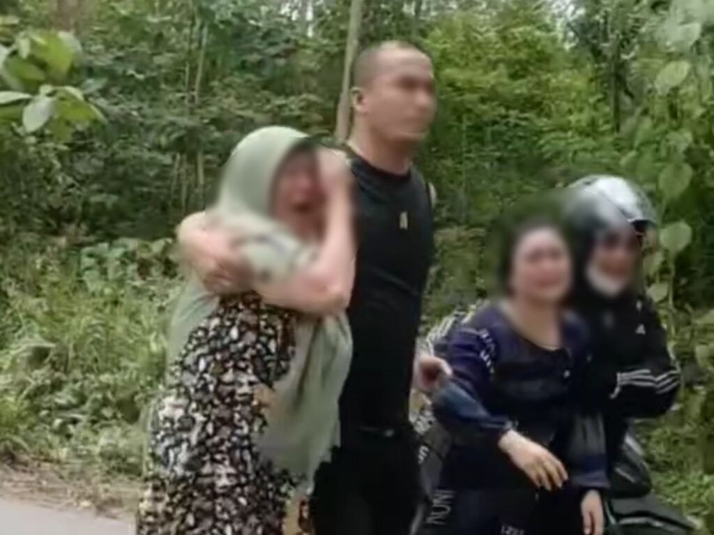 Dua orang perempuan tak kuasa menahan tangis melihat seorang pria tewas di sebuah sungai kecil di Desa Amasara, Kecamatan Baito, Kabupaten Konawe Selatan.
