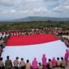 Semarak HUT ke-80 RI, Polres Buton dan Pemda Busel Bentangkan Merah Putih Raksasa di Bukit Lambau
